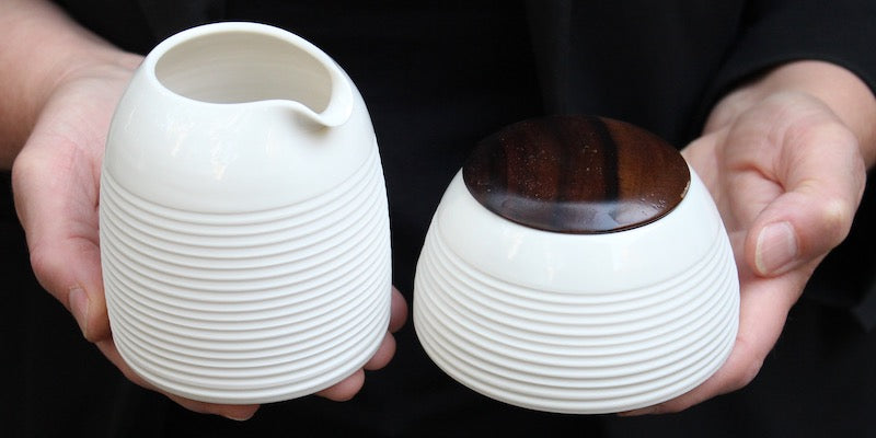 Sukkerskål med trælåg og mælkekande i hvid porcelæn med riller. Keramikken er håndlavet på Østerbro. 