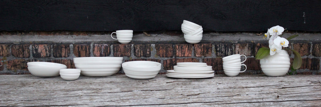 Håndlavede keramiktallerkener fra WAUW design på Østerbro i København.