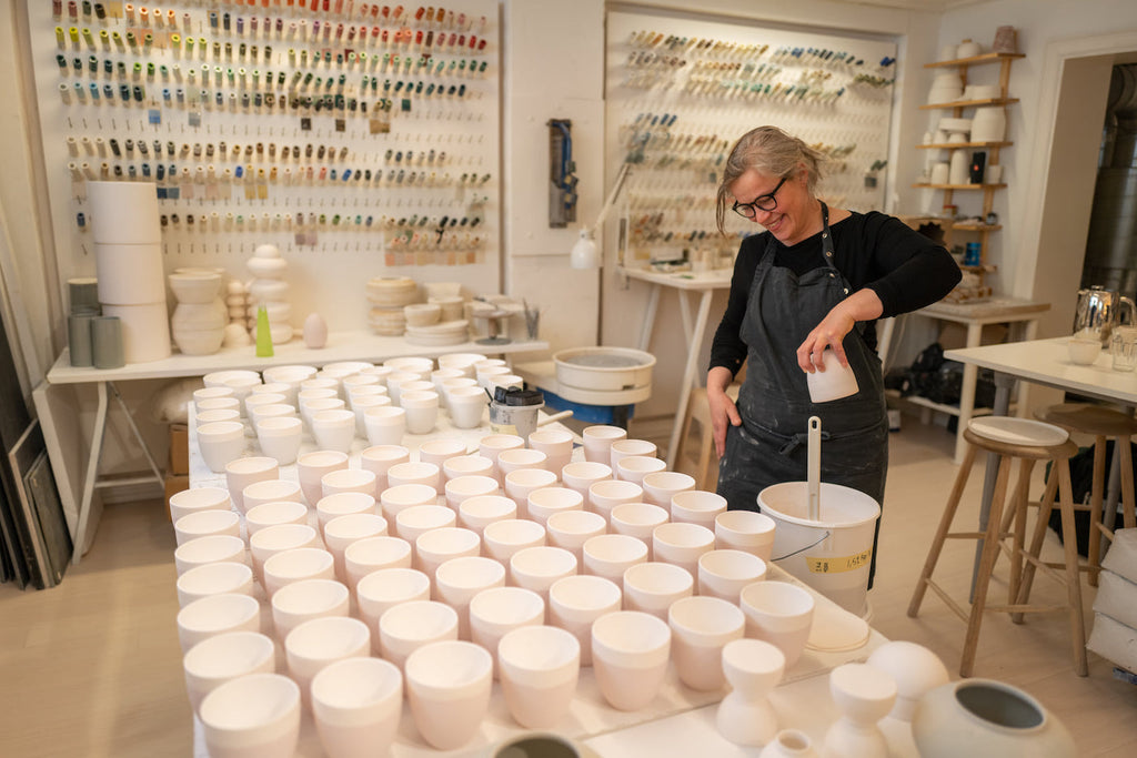 Keramiker Sussi Krull glaserer keramikkopper i keramikværkstedet på Østerbro i København.