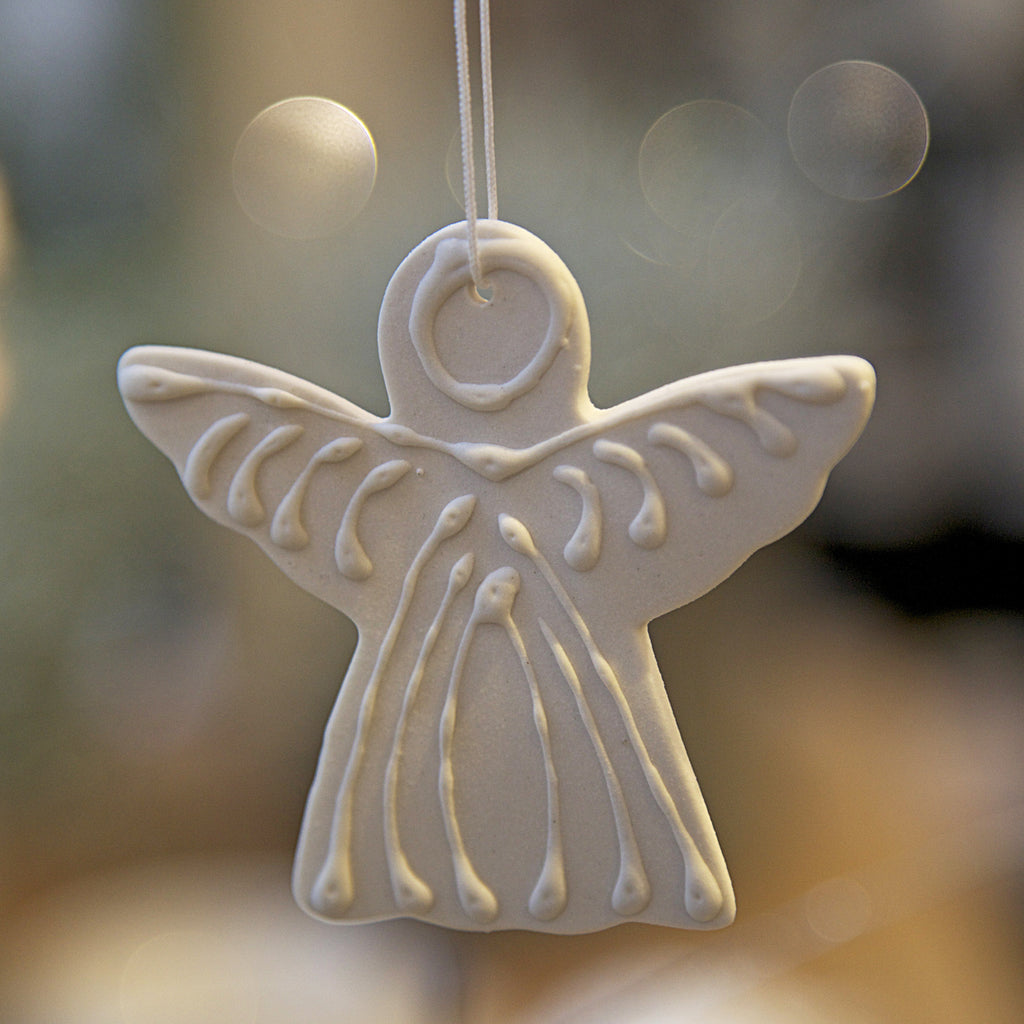 Håndlavet julepynt af WAUW design keramik butik på Østerbro i København. Porcelænsjulepynt med engle-motiv
