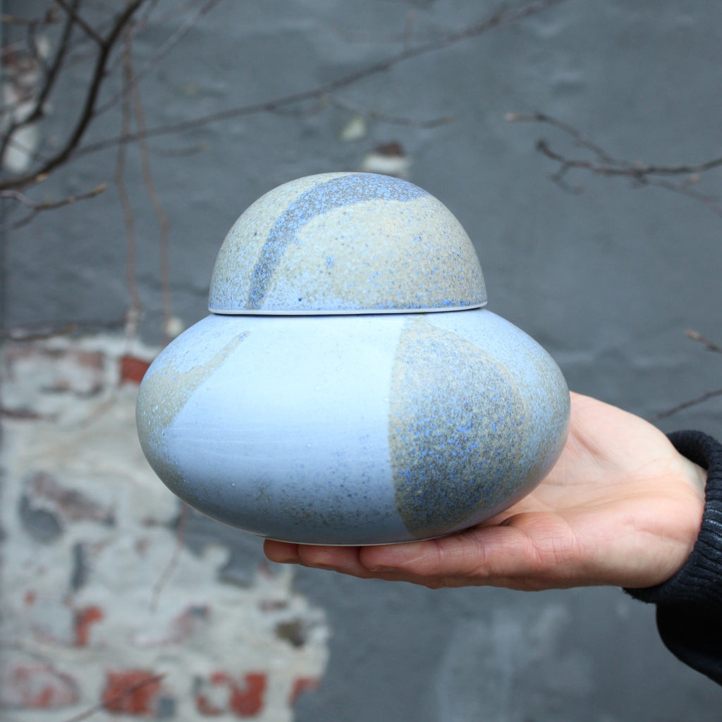 Bonbonniere i keramik håndlavet hos WAUW design keramikbutik på Østerbro i København. Denne variant er i farven "Light Blue".