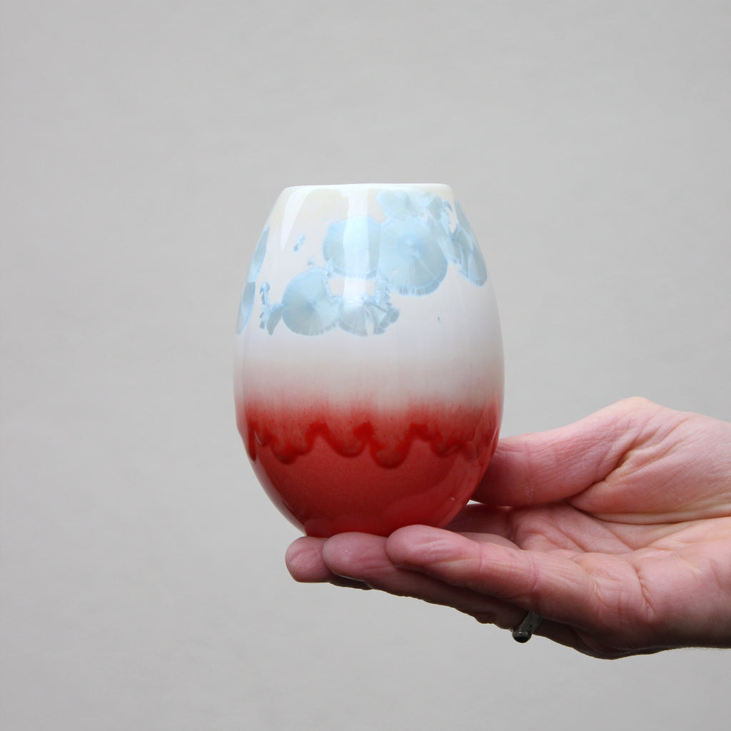 Unikke, håndlavede crystal-vaser fra WAUW design på Østerbro. Denne variant har en strålende orange bund og cremefarvet top med lyseblå krystaller.