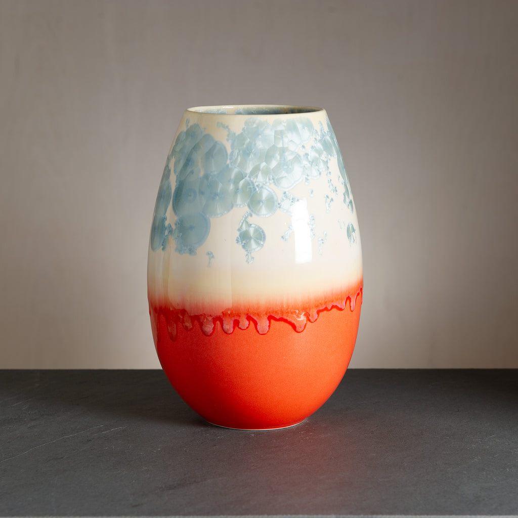 Unikke, håndlavede crystal-vaser fra WAUW design på Østerbro. Denne variant har en strålende orange bund og cremefarvet top med lyseblå krystaller.