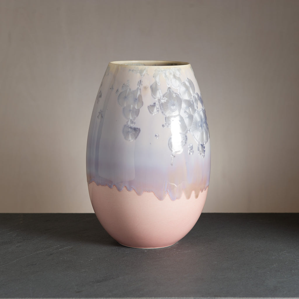 WAUW design crystal-vase i grå og rosa nuancer. Lys rosa bund og lysegrå top med sølvagtige krystaller Håndlavet i værkstedet på Østerbro i København.
