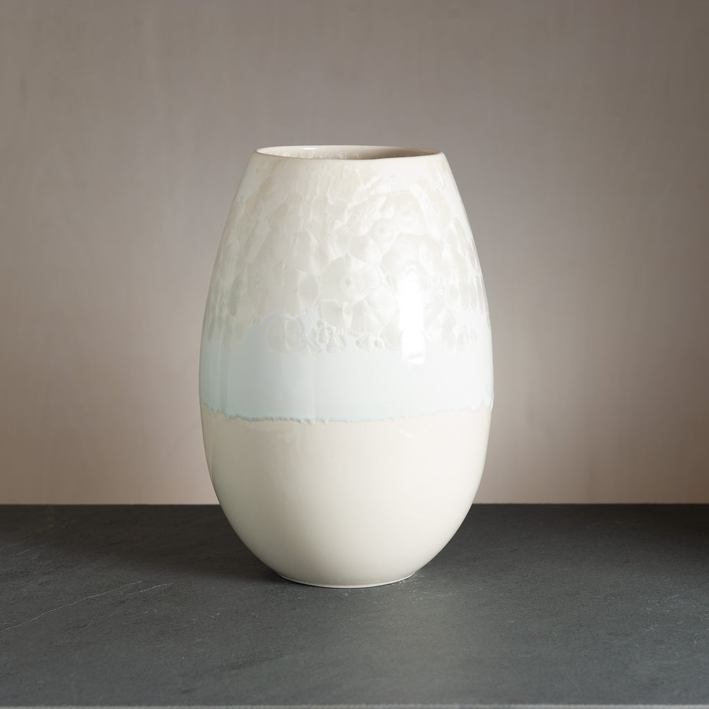 WAUW designs bedstsælgende crystal-vase i hvide toner. Lys cremefarvet bund og strålende hvid top med hvide krystaller. Håndlavet i værkstedet på Østerbro i København.
