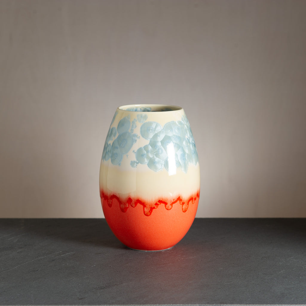 Unikke, håndlavede crystal-vaser fra WAUW design på Østerbro. Denne variant har en strålende orange bund og cremefarvet top med lyseblå krystaller.