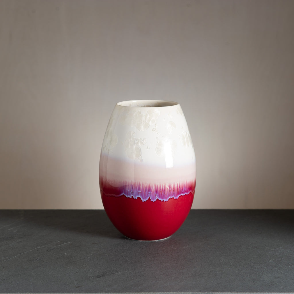 WAUW design crystal-vase i røde og hvide nuancer. Skinnende rød bund og hvid top med hvide krystaller. Vaserne er designet og håndlavede i værkstedet på Østerbro i København.