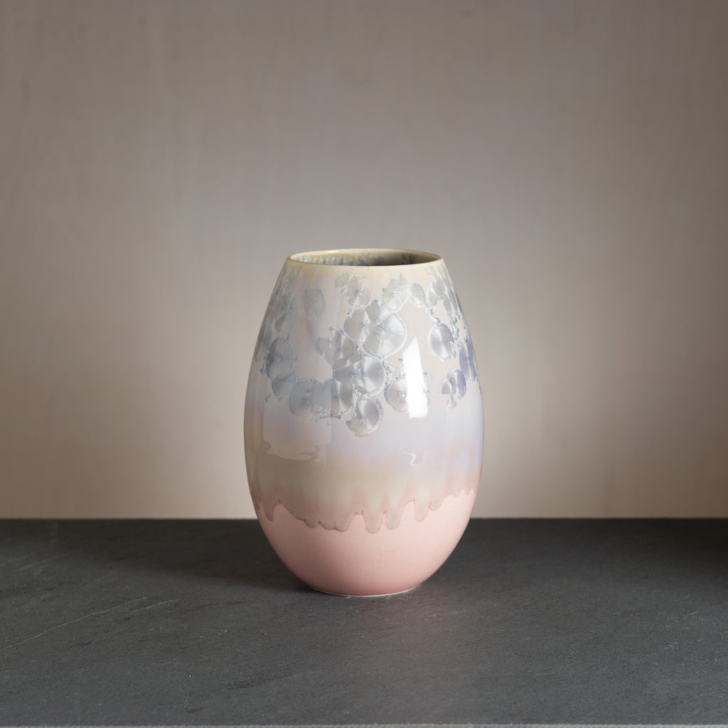 WAUW design crystal-vase i grå og rosa nuancer. Lys rosa bund og lysegrå top med sølvagtige krystaller Håndlavet i værkstedet på Østerbro i København.