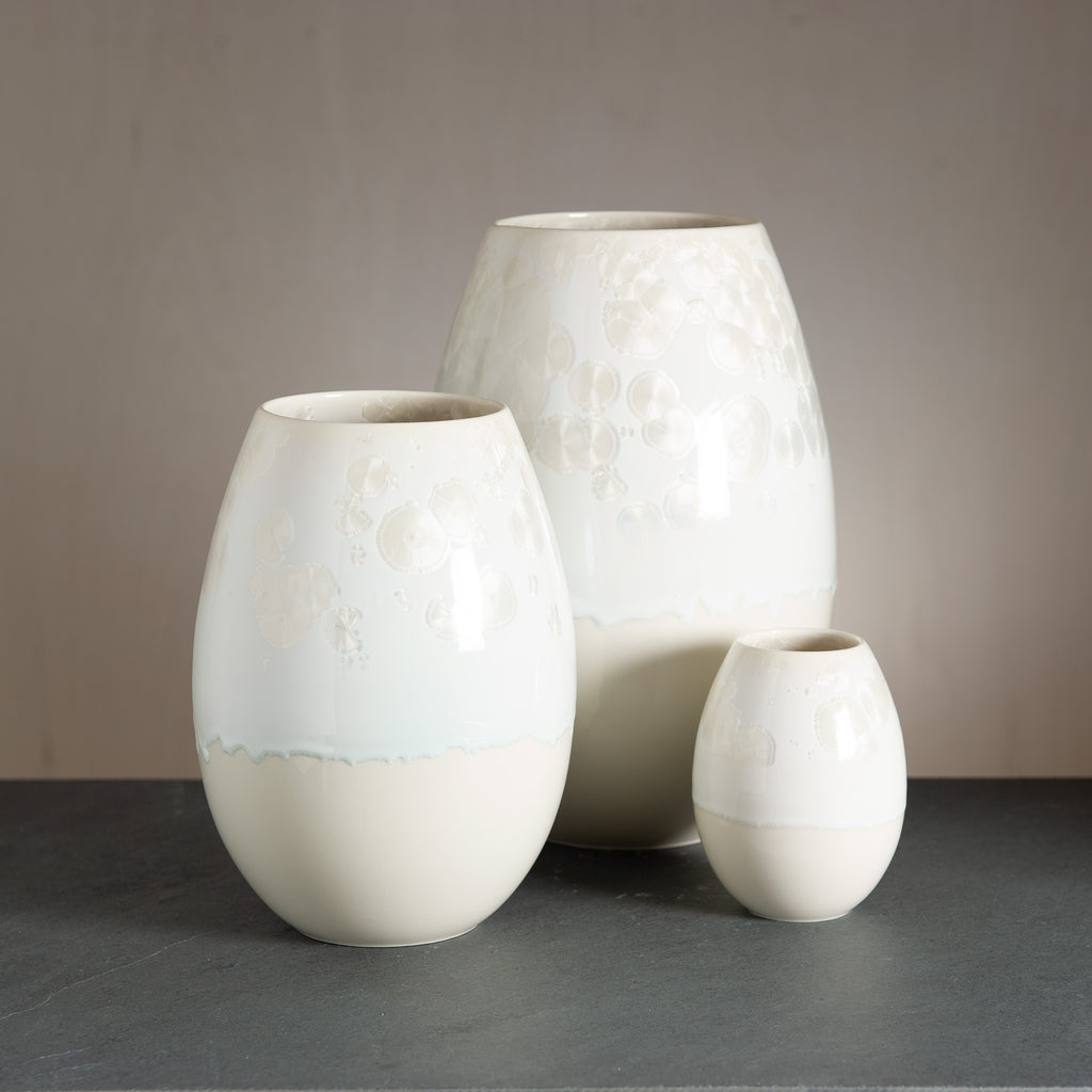 WAUW designs bedstsælgende crystal-vase i hvide toner. Lys cremefarvet bund og strålende hvid top med hvide krystaller. Håndlavet i værkstedet på Østerbro i København.