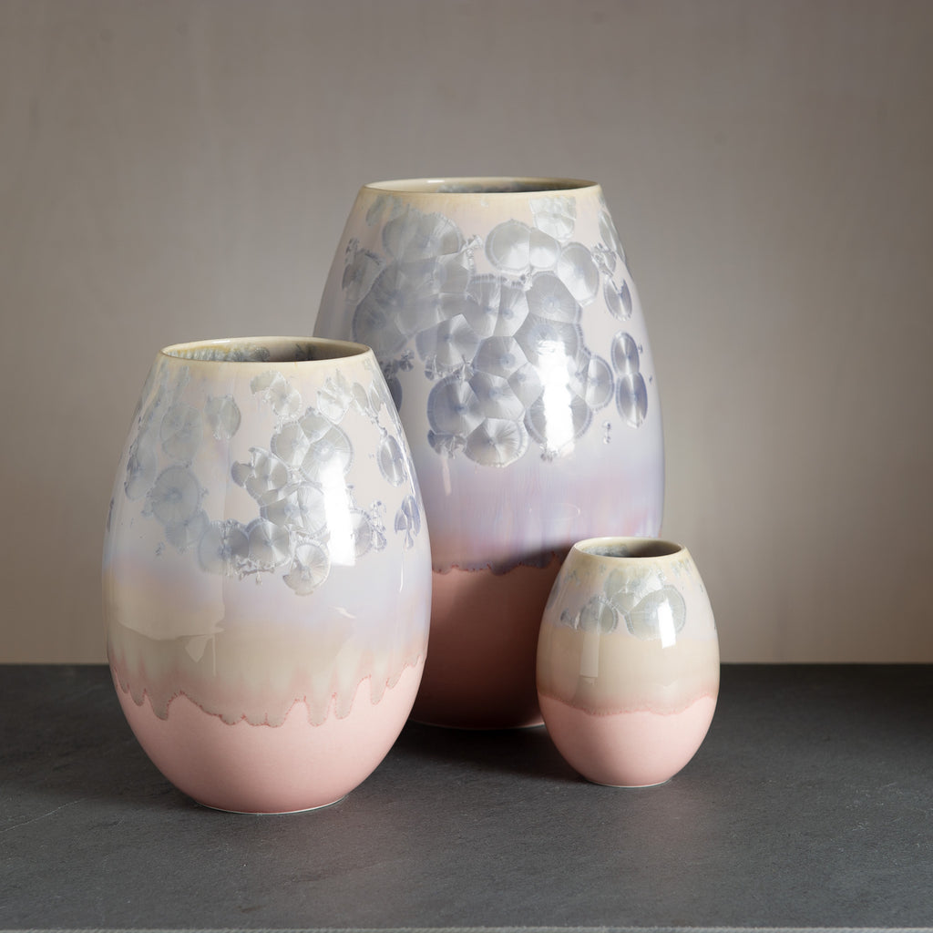 WAUW design crystal-vase i grå og rosa nuancer. Lys rosa bund og lysegrå top med sølvagtige krystaller Håndlavet i værkstedet på Østerbro i København.