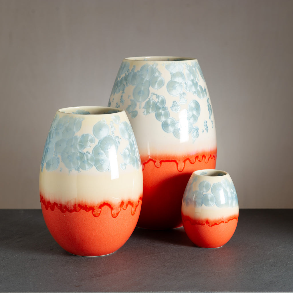 Unikke, håndlavede crystal-vaser fra WAUW design på Østerbro. Denne variant har en strålende orange bund og cremefarvet top med lyseblå krystaller.