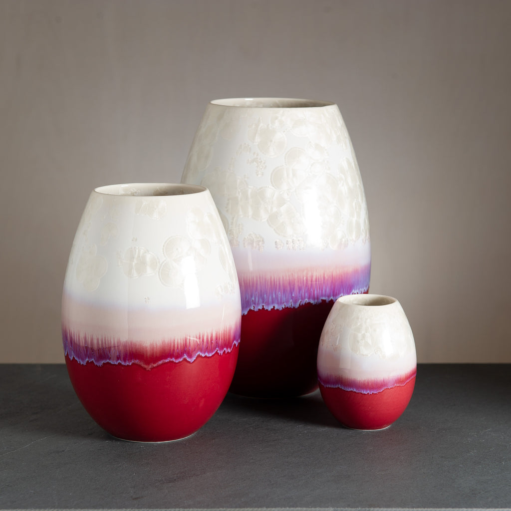 WAUW design crystal-vase i røde og hvide nuancer. Skinnende rød bund og hvid top med hvide krystaller. Vaserne er designet og håndlavede i værkstedet på Østerbro i København.