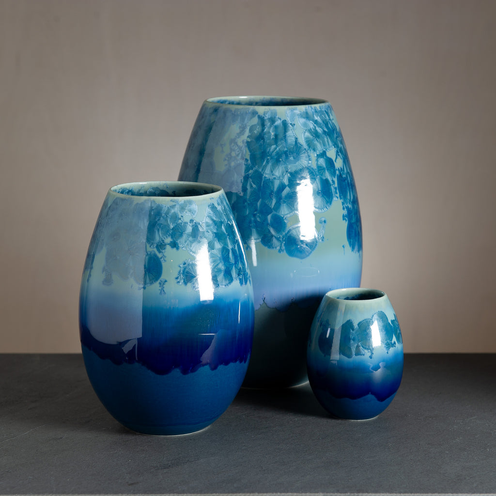 WAUW designs unikke crystal-vaser i blå nuancer. Mørkeblå bund med lysere petroleumsblå top og klare, blå crystaller.