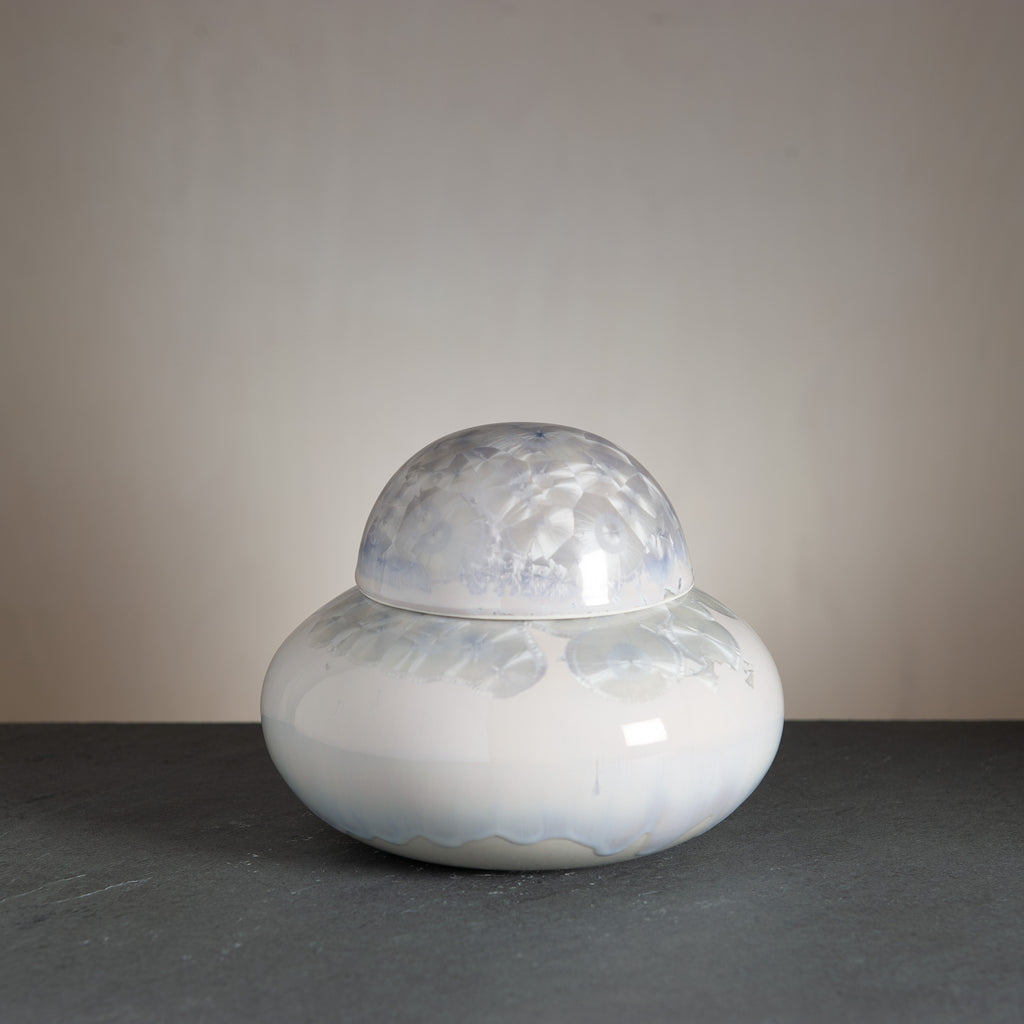 Bonbonniere i keramik med crystal-glasur håndlavet hos WAUW design keramikbutik på Østerbro i København. Denne variant er i farven "Light Grey Crystals".