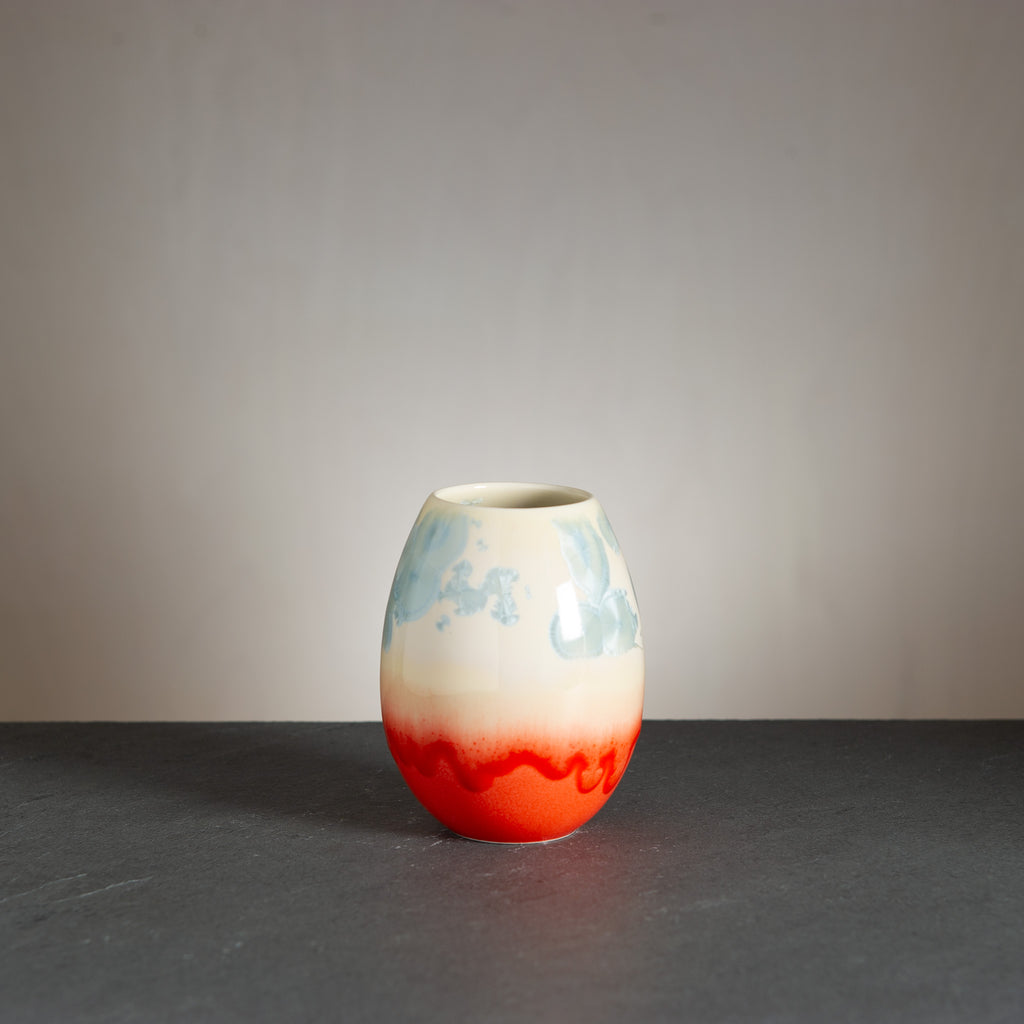 Unikke, håndlavede crystal-vaser fra WAUW design på Østerbro. Denne variant har en strålende orange bund og cremefarvet top med lyseblå krystaller.