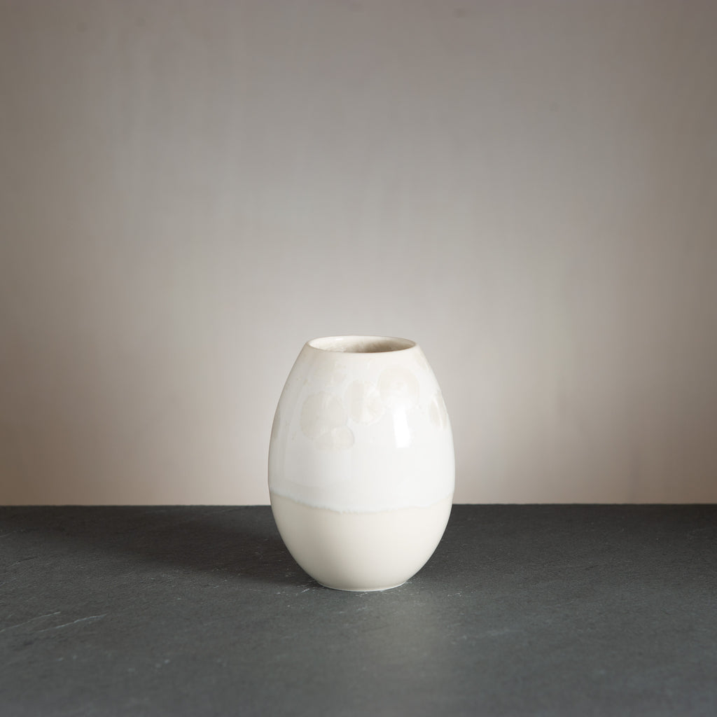 WAUW designs bedstsælgende crystal-vase i hvide toner. Lys cremefarvet bund og strålende hvid top med hvide krystaller. Håndlavet i værkstedet på Østerbro i København.